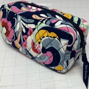 Like New Vera Bradley clear vinyl / plastic lined cosmetic/ travel pouch 156007